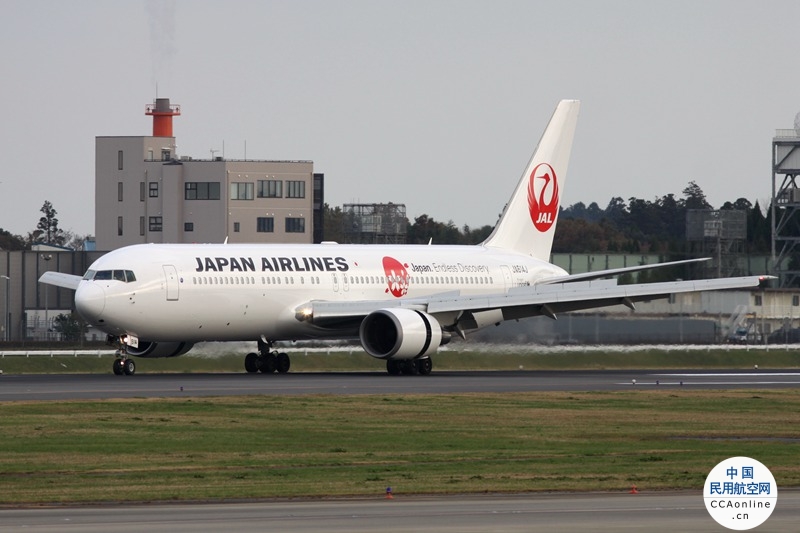 日本航空飞台客机中途失压 紧急迫降关西机场