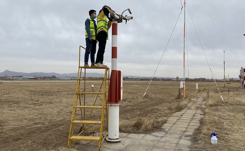 内蒙古：沙尘暴后，气象台机务室迅速开展设备检查