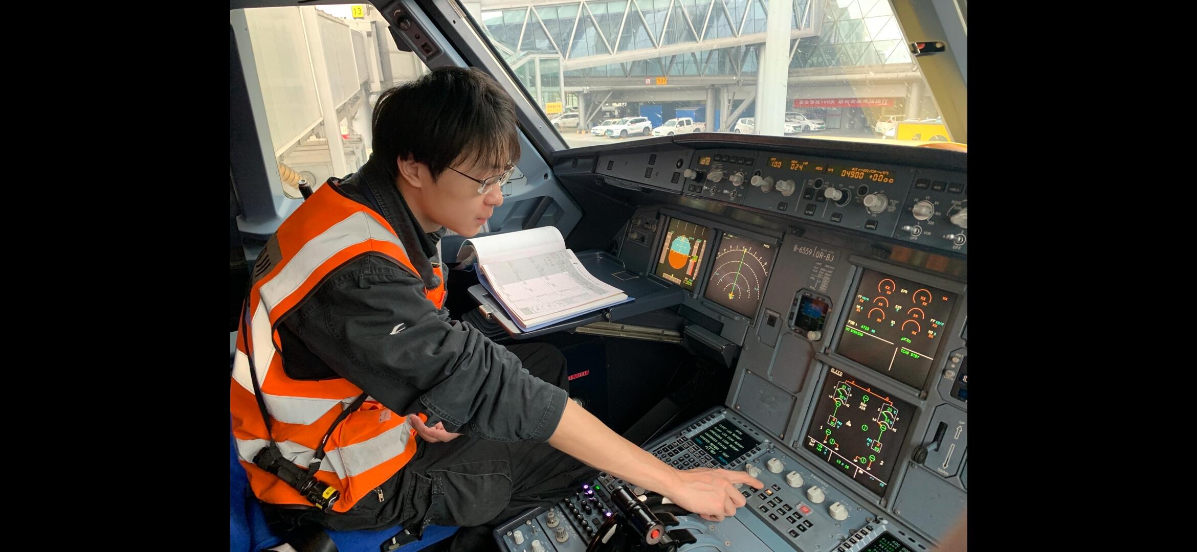 东航机务的青春力量守护银燕起航