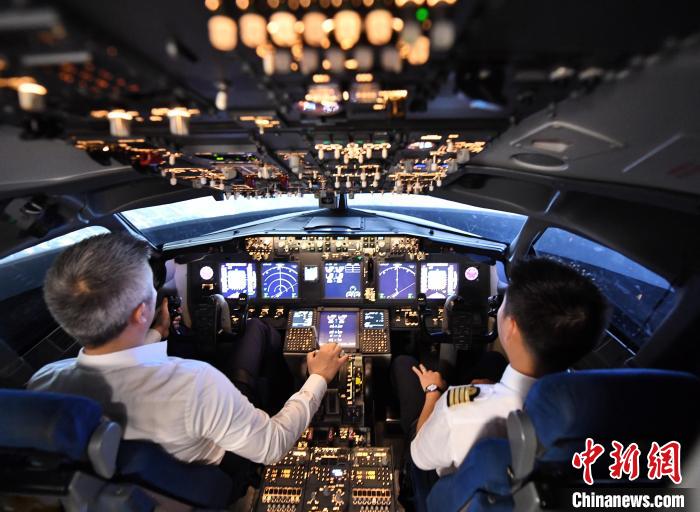 上海高校发布D级飞行模拟机 国产大飞机首飞机长试飞
