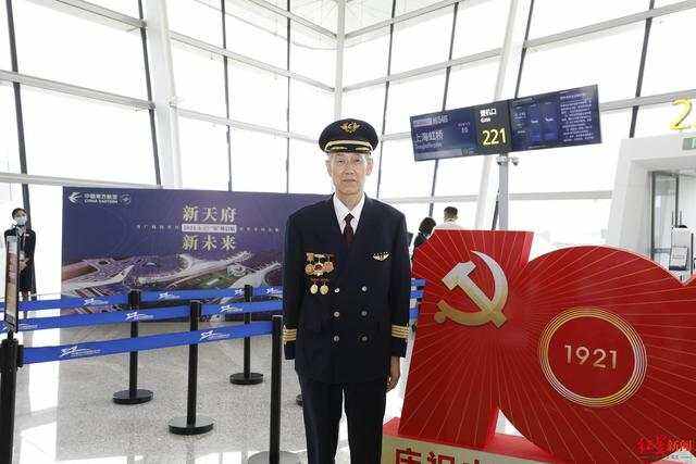 东航功勋机长见证“神鸟展翅”：我们这一代民航人、飞行员圆梦了