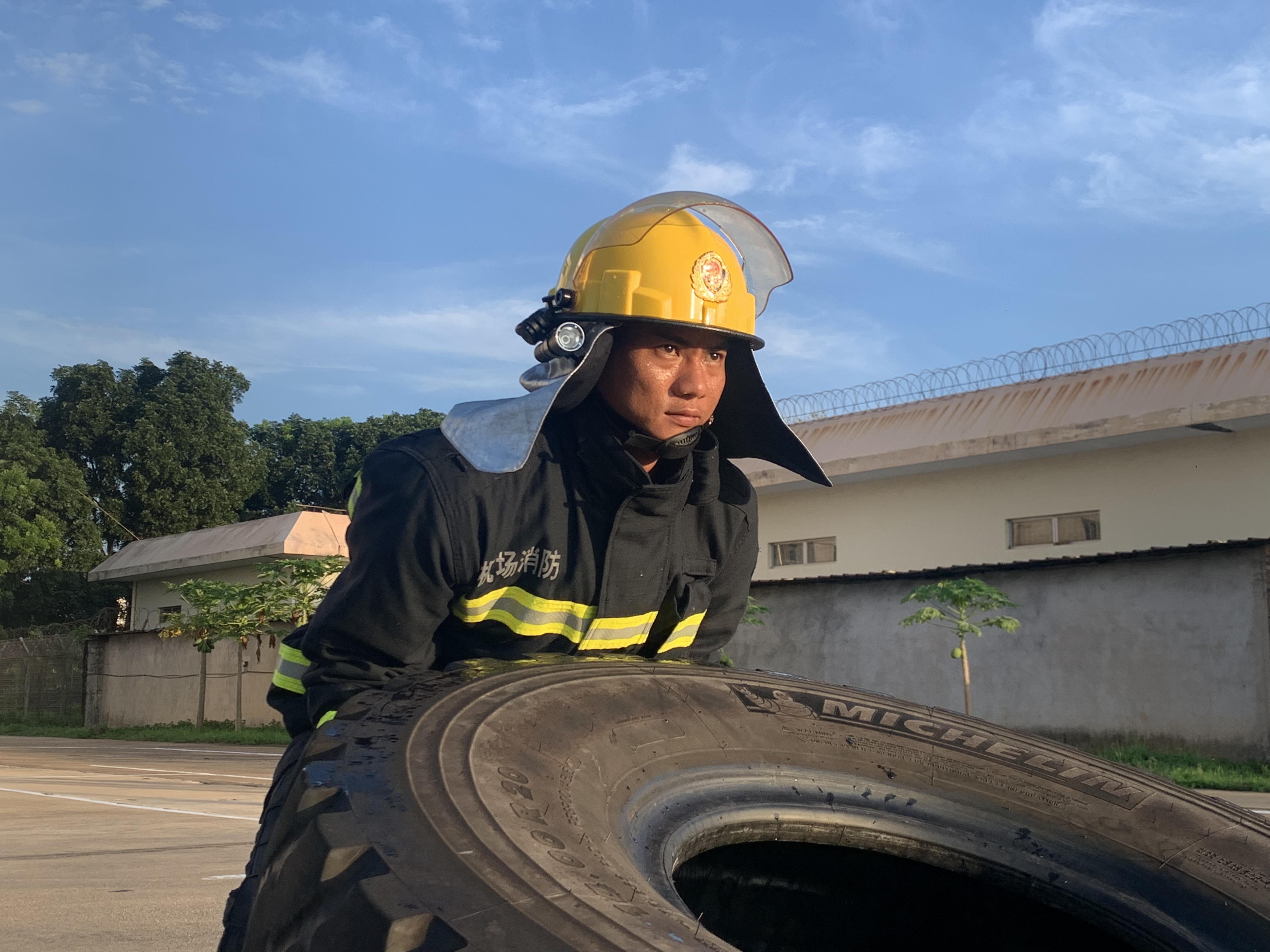 海口美兰机场90后消防员白天保弘扬红色精神用奋斗激发蓝焰能量