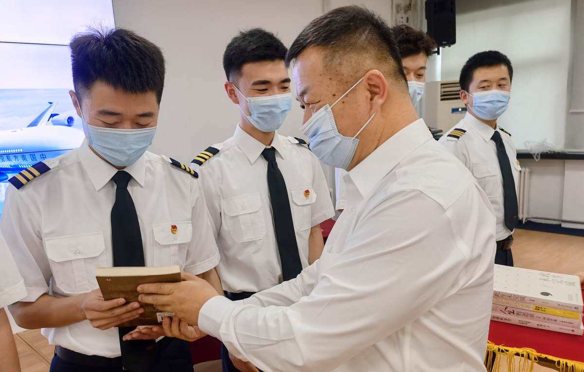 凝“新”聚力  用心关“新”--南航新疆飞行部2021年新员工见面会