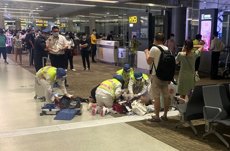 争分夺秒紧急救治 打通绿色生命通道——浦东机场成功抢救心跳呼吸骤停旅客