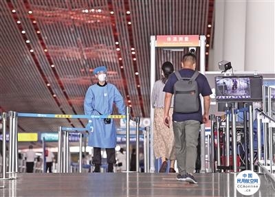 北京两机场持续加严疫情防控举措