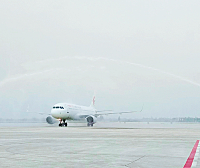 东航MU5671航班“首落”青岛胶东国际机场  机长旅客齐祝福