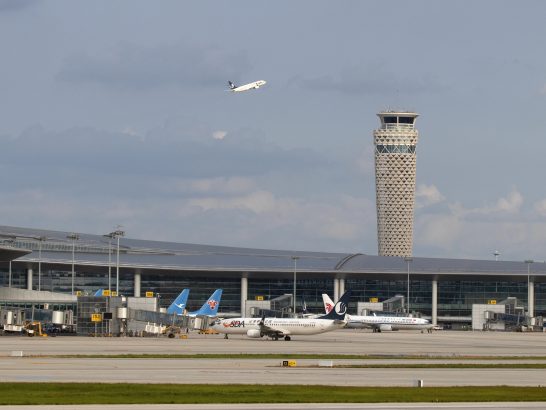 1629338600-8、青岛胶东机场塔台。高92米，配备先进的通信和监视设备，满足日期降800架次需求，于2021年8月12日投入使用