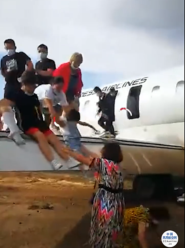 现场视频曝光：华夏航空客机冲出跑道，4名旅客轻微擦伤