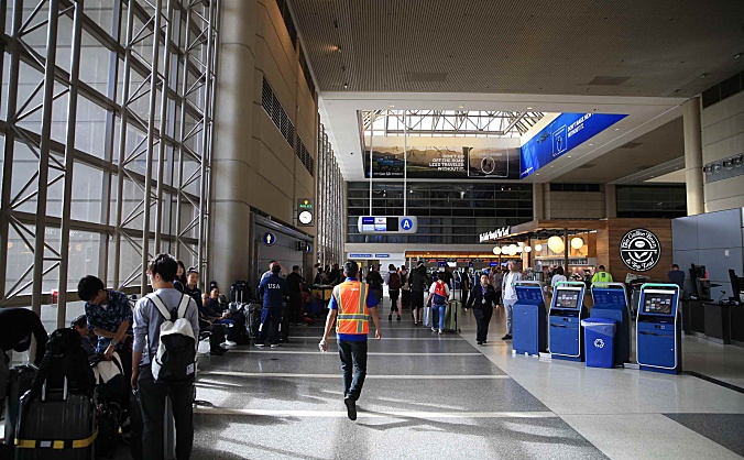 美国劳动节假期迎来出行高峰，航空旅客安检量首次超2019年水平