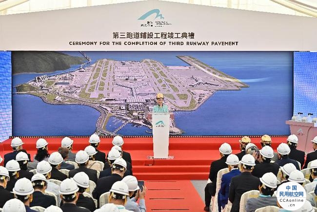 香港机场第三跑道铺设工程竣工 预计明年投入服务
