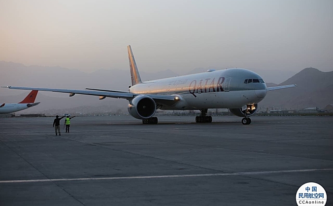 首个商业航班起飞，卡塔尔航空B-777载着150名乘客成功离开喀布尔