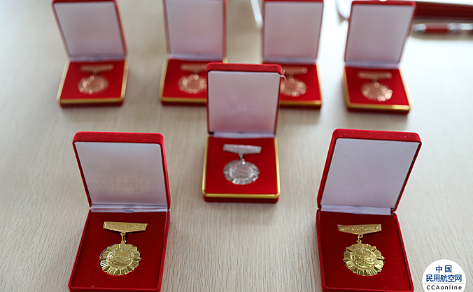 祥鹏航空8名飞行员获颁安全飞行奖章