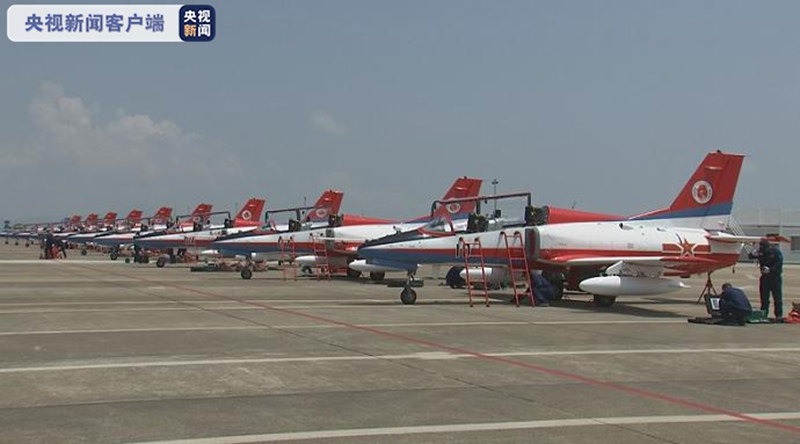 “红鹰”报到！第十三届中国航展首支飞行表演队抵达珠海
