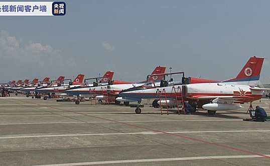 “红鹰”报到！第十三届中国航展首支飞行表演队抵达珠海