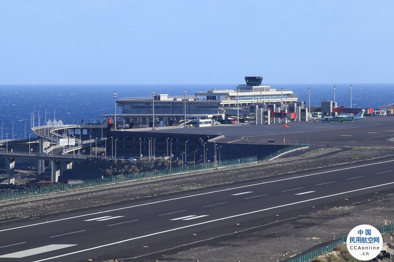 火山喷发加剧 西班牙小岛机场关闭
