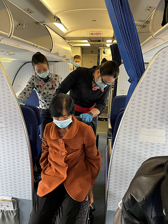 服务特殊旅客 做温暖客舱人