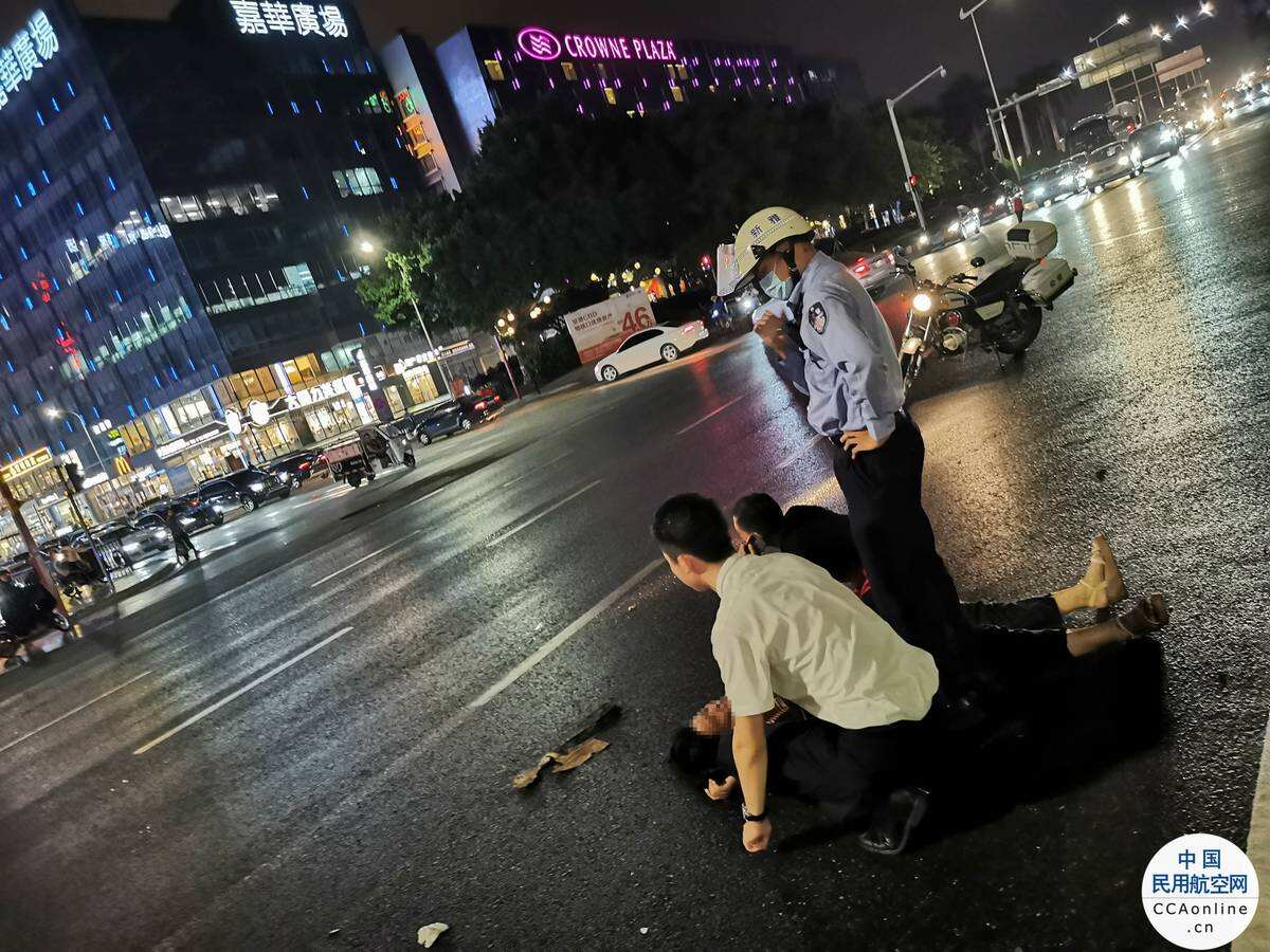 車禍現場，空乘跪地救人，“我是接受過機上急救培訓的乘務員！”
