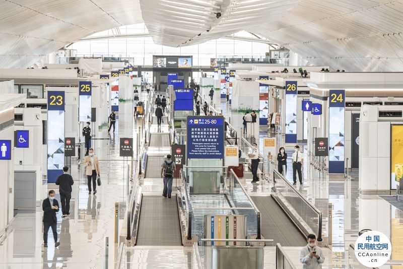 国泰航空称香港机场自16日起限制旅客过境一个月，内地及台湾旅客不受影响