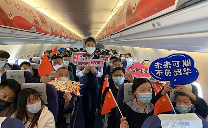 华夏航空主题航班庆祝国产民机ARJ21运行一周年