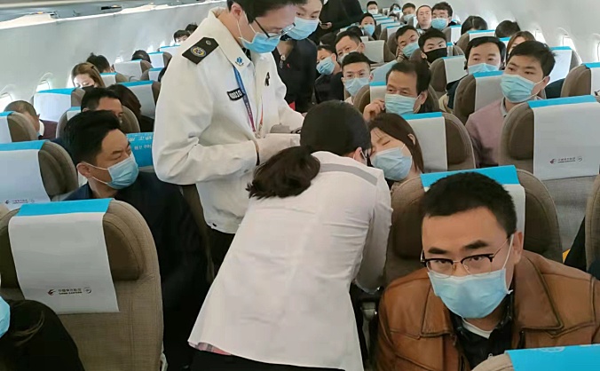 旅客高空突发病情 东航乘务组冷静处置显专业