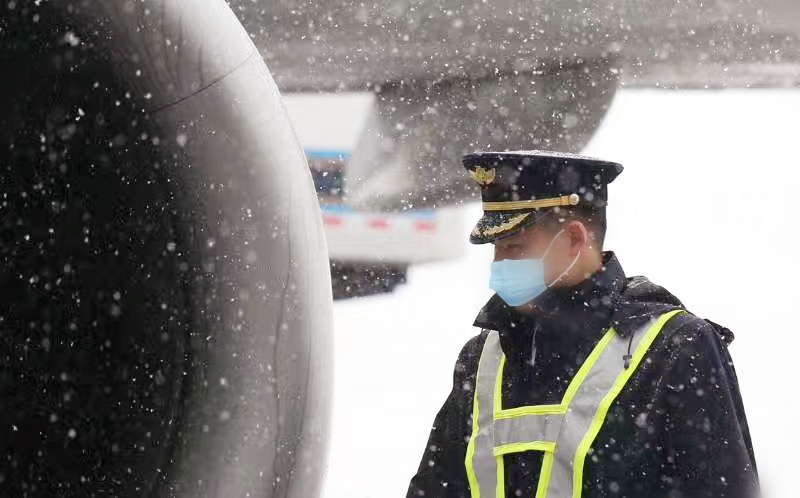 新疆分公司飞行部：“五大”措施应对冰雪天气 保障年底飞行安全