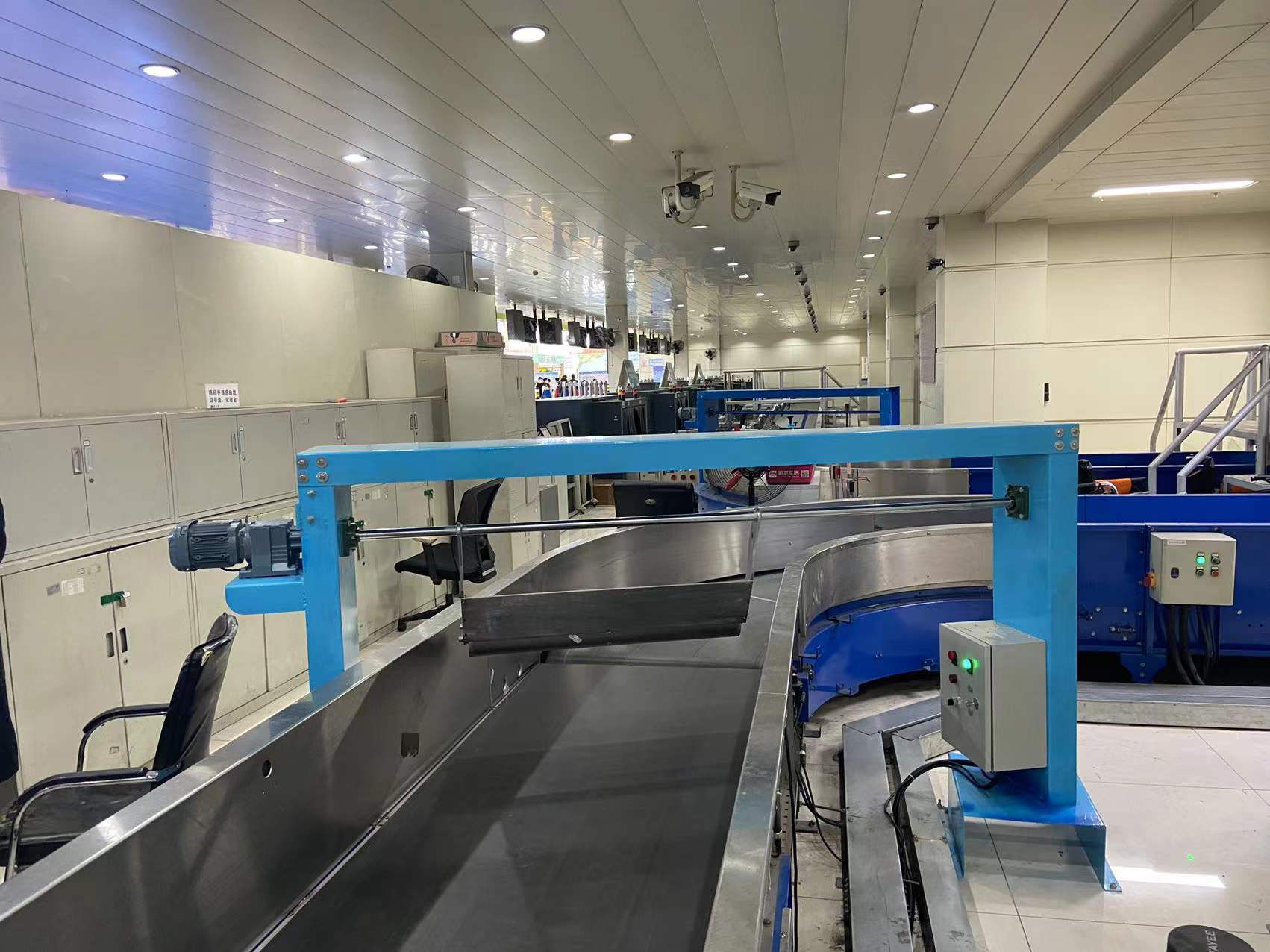 丽江机场行李导包防翻滚装置领先国内中小机场
