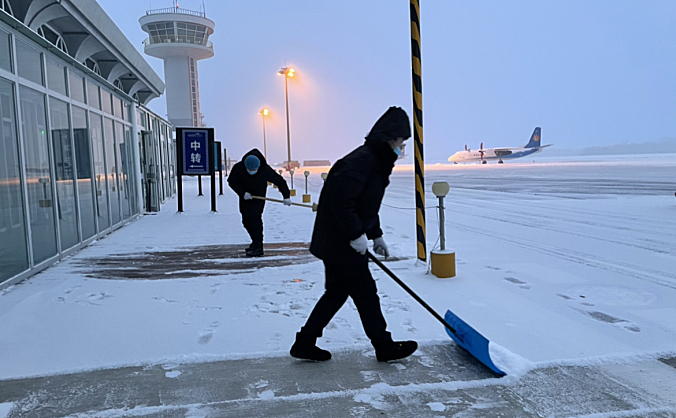 清扫积雪保安全，温暖旅客出行路——克拉玛依机场开展清扫积雪活动