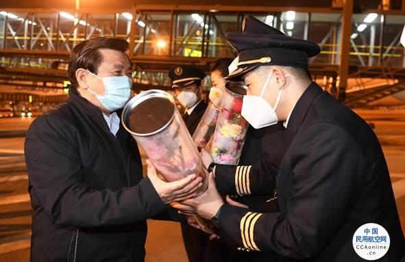 冯正霖在大兴机场迎接2021年最后一天航班平安归来