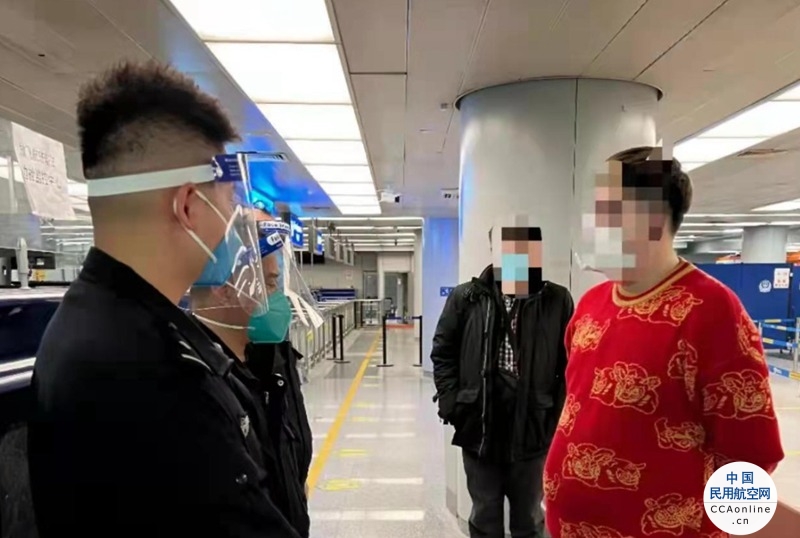 首都机场两名出境旅客护照使用假验讫章，被北京边检查获