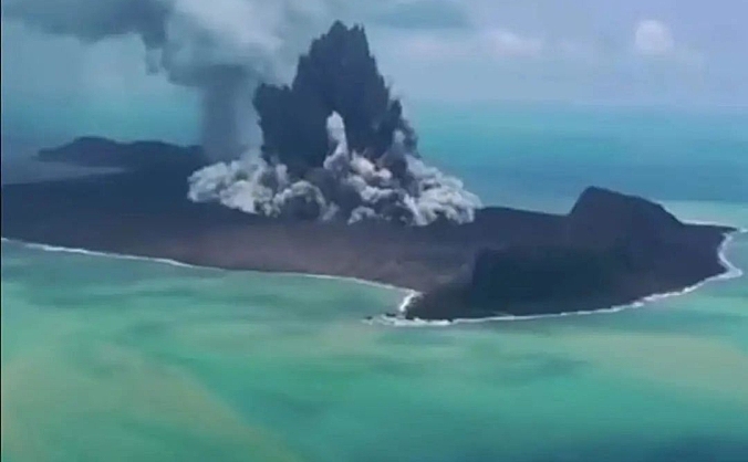 30年來規模最大的一次火山爆發，多航班宣布停飛