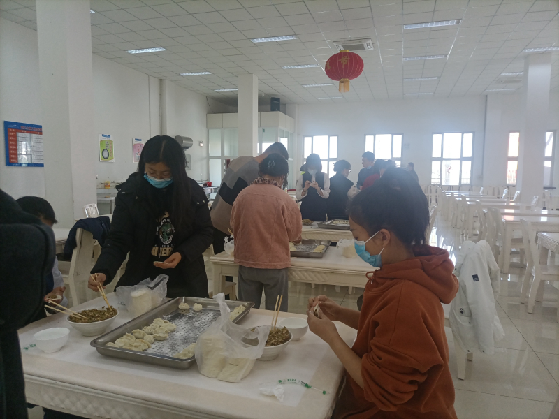 和田机场包饺子迎新年