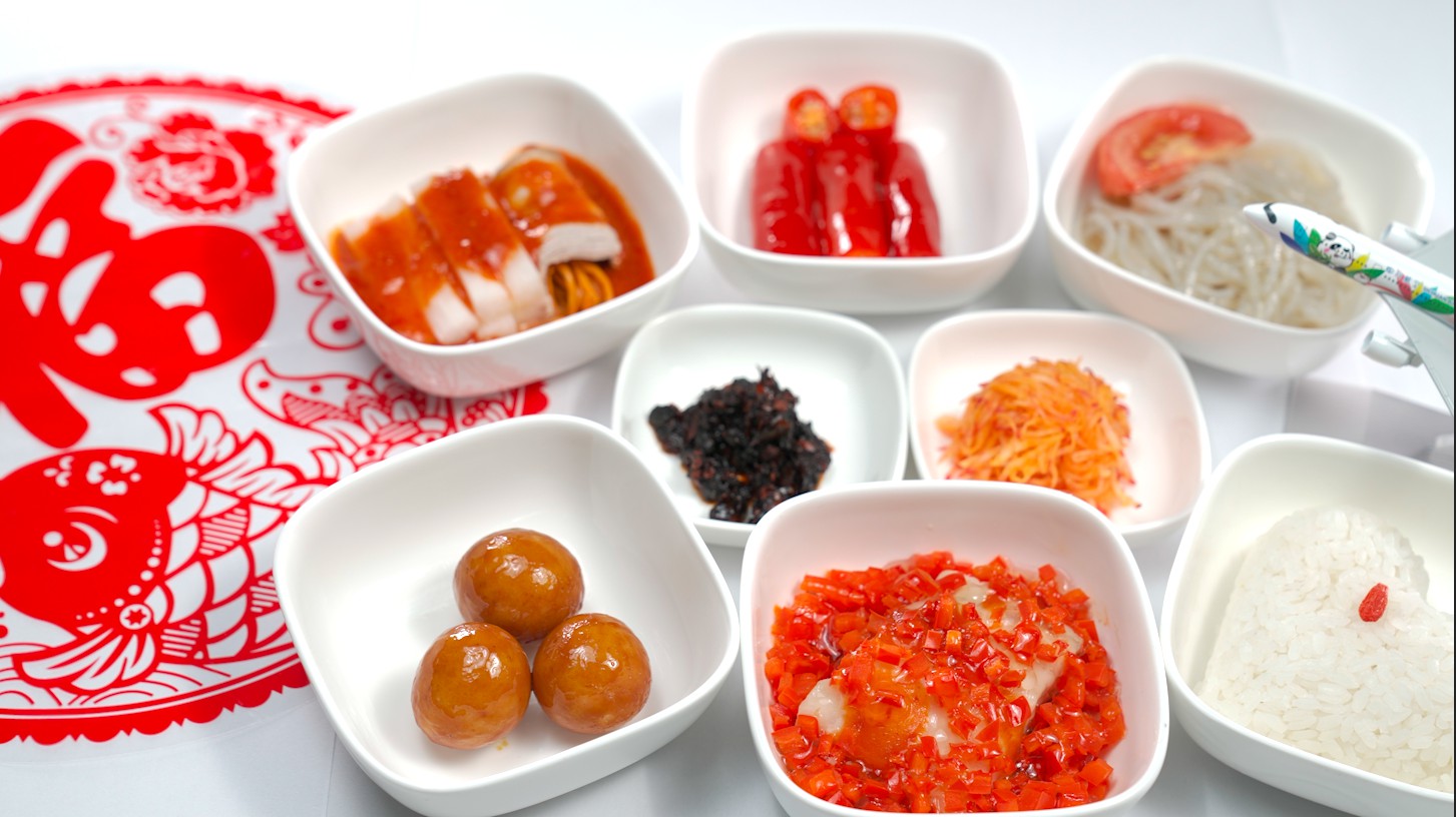 川航推出“新年红”年味餐 让旅客红红火火云端过新年