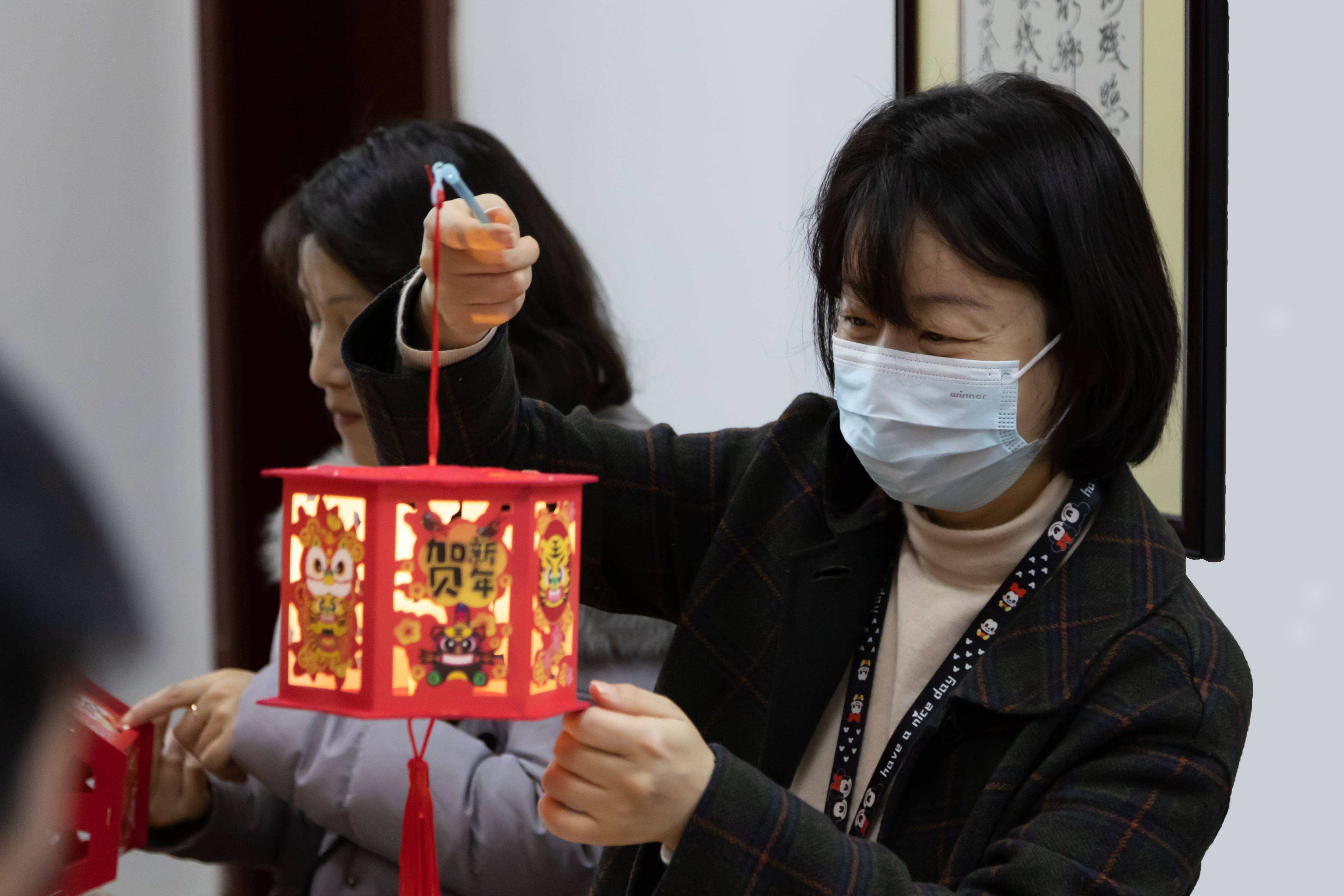 湖北空管分局工会女职委举办元宵花灯DIY制作活动