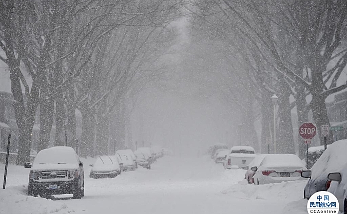 冬季风暴袭击美国中部地区，逾千架航班被取消