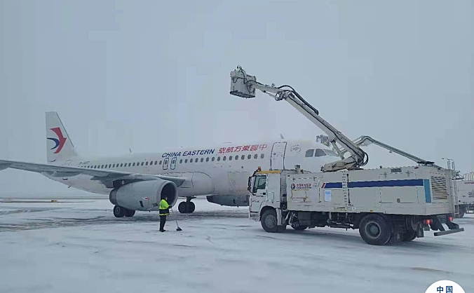 东航技术甘肃分公司迎春节初雪全力保航班安全
