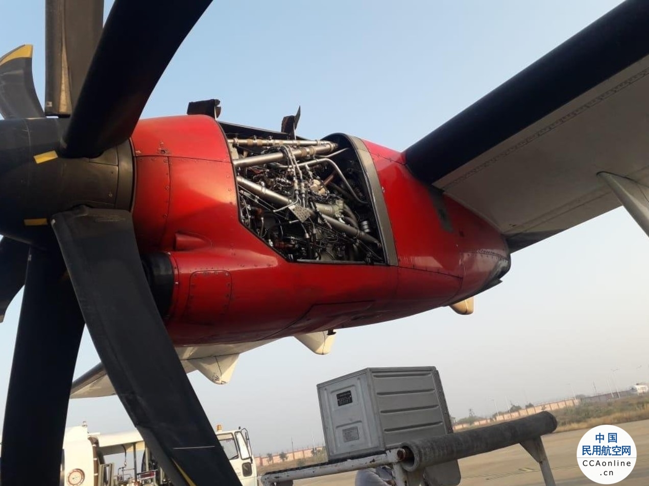 印度一客机起飞时发动机罩意外脱落