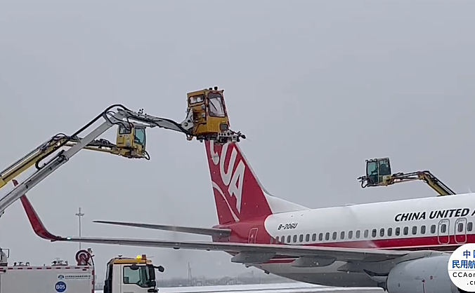 北京两大机场降雪持续约30个小时，已完成上百架次飞机除冰