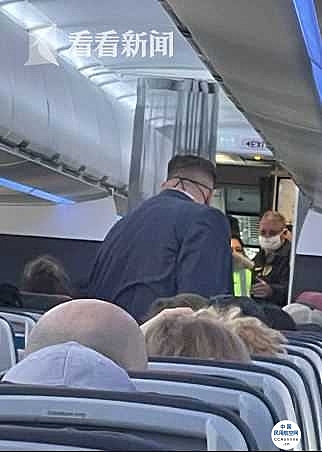 男子飞机上欲开舱门，空乘人员抡咖啡壶将其砸倒