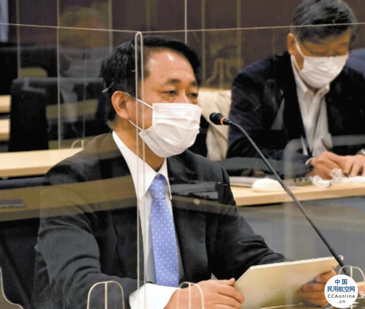 日本一议员登飞机拒戴口罩致飞机晚点，狡辩称自己才是受害者