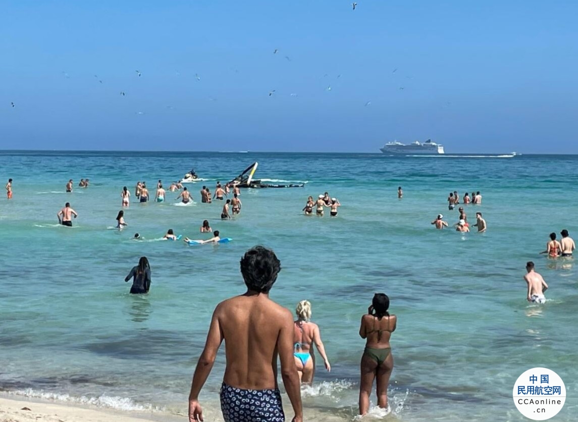 美国迈阿密海滩一直升机在游客面前一头栽进海里