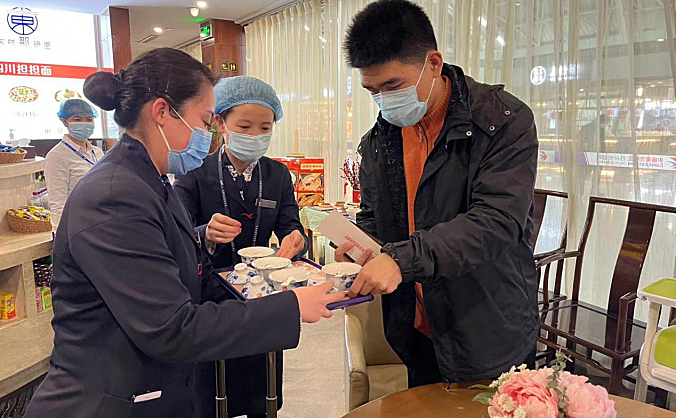 双流国际机场东航贵宾室内 东航四川分公司地服部为旅客打造川味元宵节