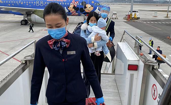 机上哄娃模式开启 东航四川分公司乘务组为新手妈妈提供贴心服务