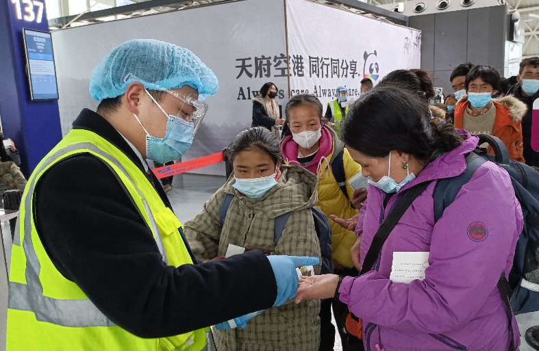 为爱助力 东航四川分公司地服部悉心保障赴北京治疗先天性心脏病儿童团队