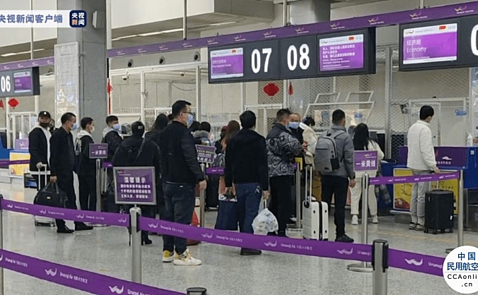 新疆乌鲁木齐机场出现冻雾天气，部分旅客滞留
