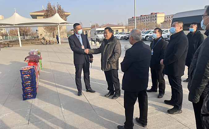 喀什地委委员、莎车县委书记范宝军看望慰问莎车机场值班值守人员