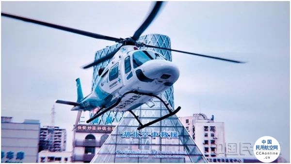 救援直升机“小蓝鲸”跨省转运病患