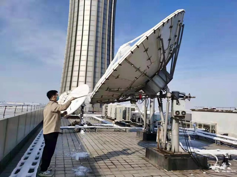 天津空管分局技术保障部通信网络室及时除雪保障通信畅通