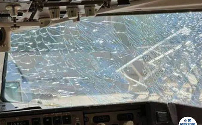 美国将调查一客机飞行时前风挡玻璃碎裂事件