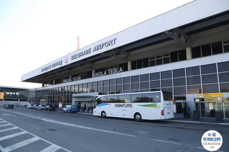 塞尔维亚贝尔格莱德国际机场因炸弹预警疏散人群
