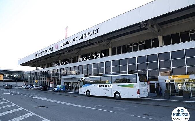塞尔维亚贝尔格莱德国际机场因炸弹预警疏散人群